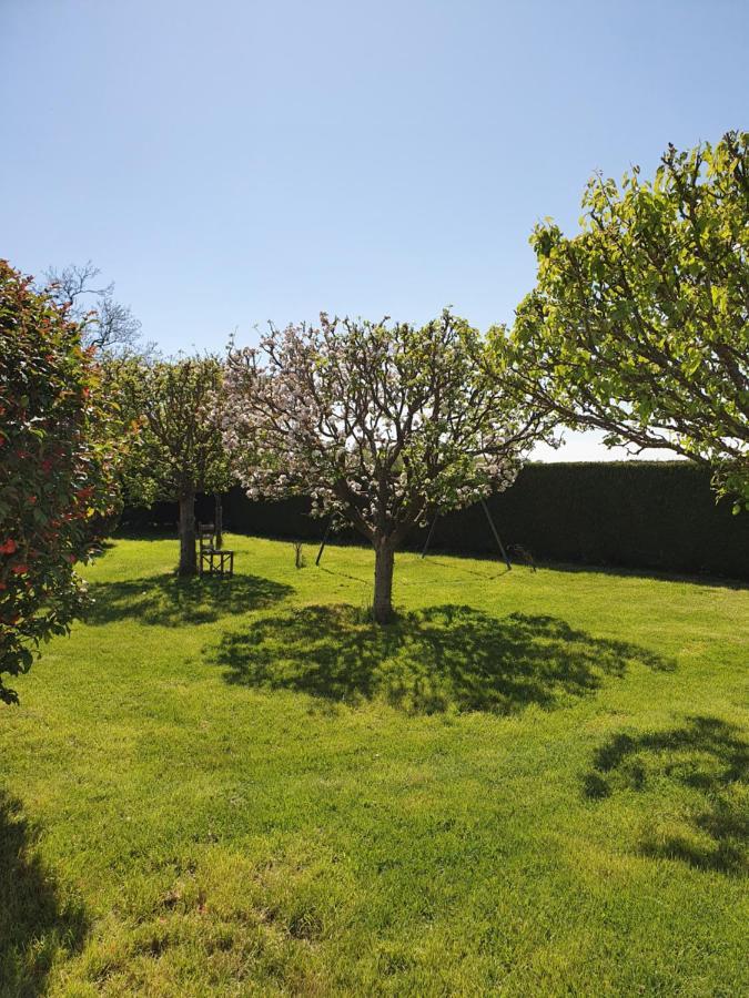 Au Petit Paradis Sainte-Gauburge-Sainte-Colombe ภายนอก รูปภาพ