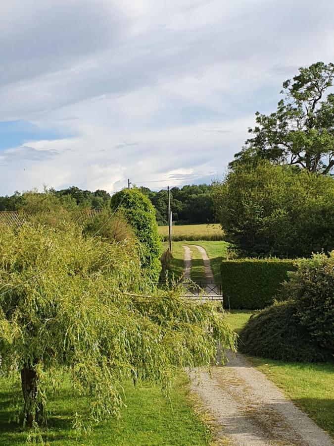 Au Petit Paradis Sainte-Gauburge-Sainte-Colombe ภายนอก รูปภาพ