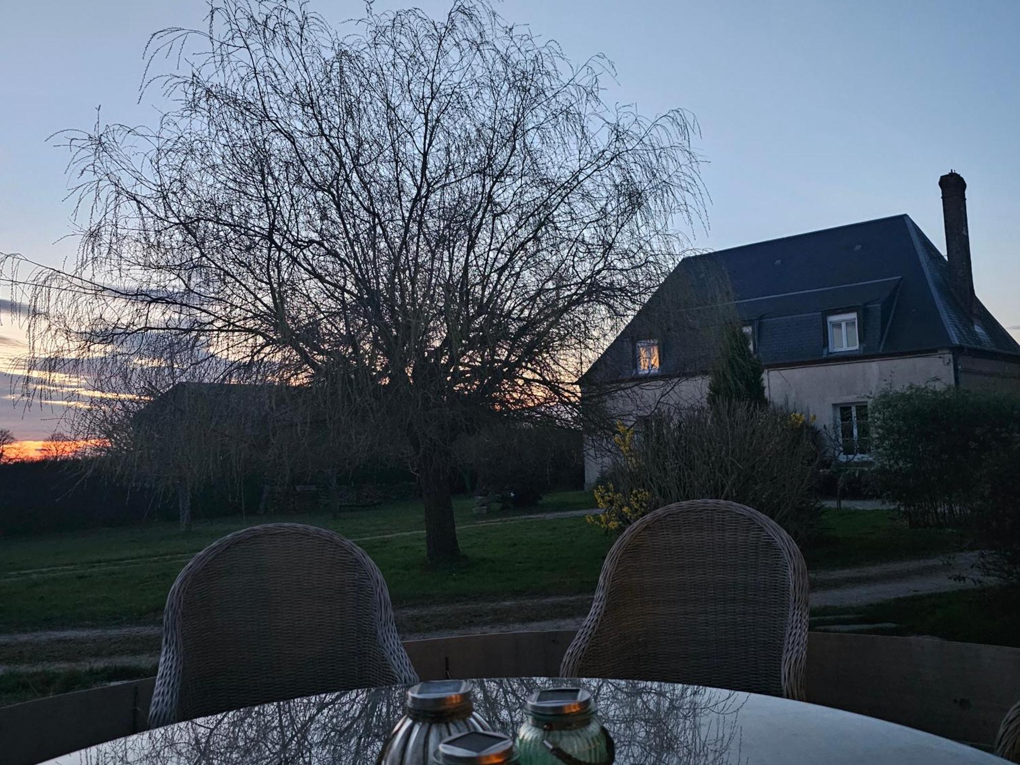 Au Petit Paradis Sainte-Gauburge-Sainte-Colombe ภายนอก รูปภาพ
